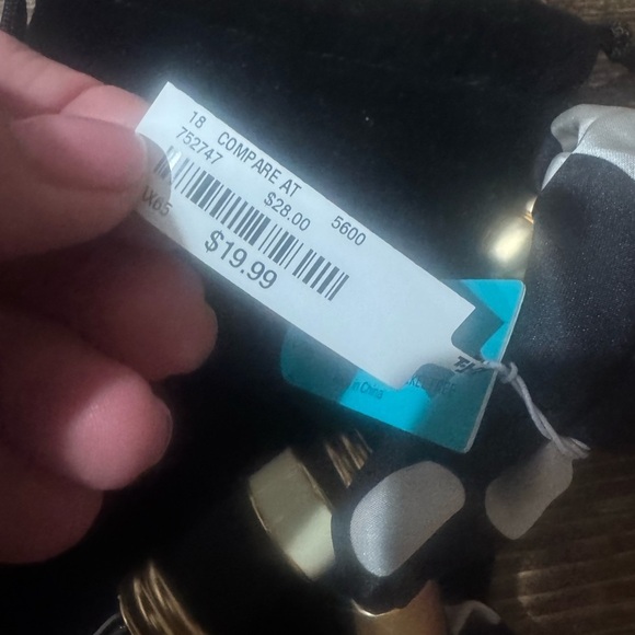 Super fun & fabulous Gold &Green Peacock Ring! Add some flair to your fashion🦚 - Picture 8 of 8